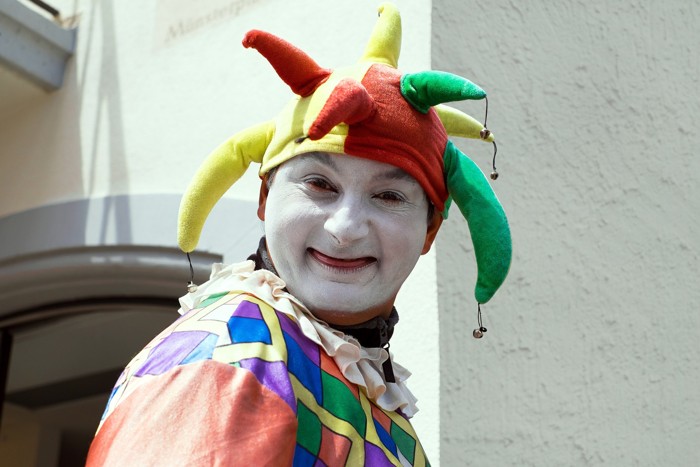 clownd ed artisti durante la comunione dei bambini
